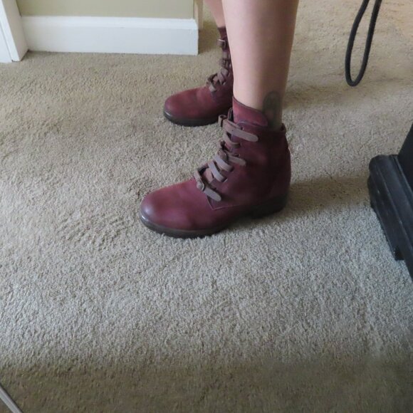 Burgundy combat style boots - Picture 2 of 7
